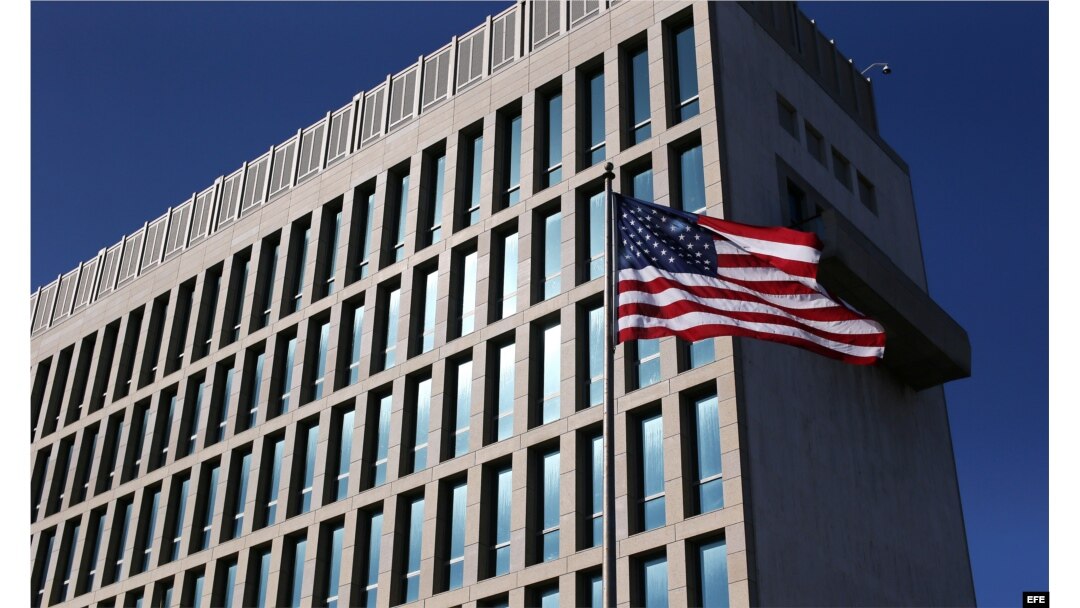 La bandera de Estados Unidos ondea en la embajada de ese país en La Habana.