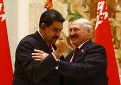 Lukashenko junto al gobernante venezolano Nicolas Maduro, en octubre de 2017.
