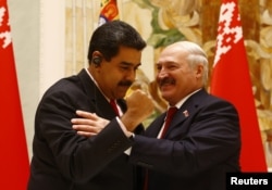 Lukashenko junto al gobernante venezolano Nicolas Maduro, en octubre de 2017. (REUTERS/Vasily Fedosenko)