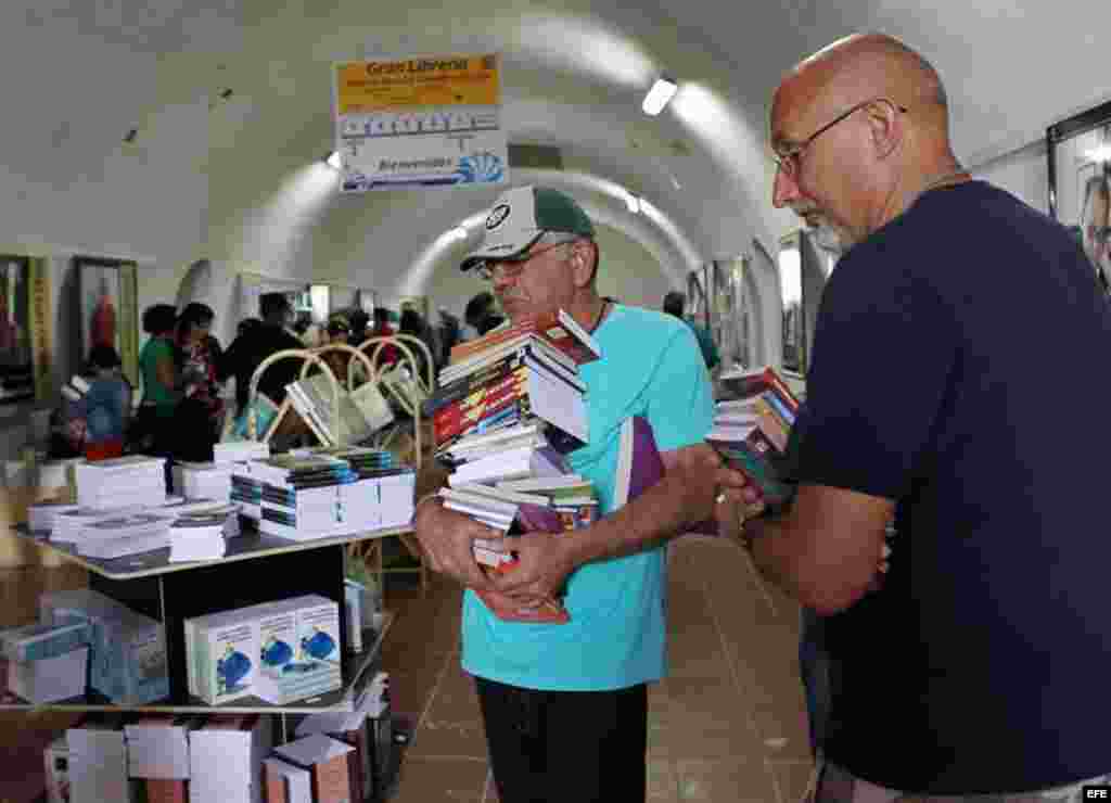 Compradores en la XXIV Feria del Libro de La Habana, algunos reportes indicaron aglomeraciones a la entrada de la Fortaleza de La Cabaña.