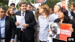 El presidente de la Unión Demócrata Independiente (UDI), Patricio Melero, y otros miembros del partido, reclaman justicia en el caso Guzmán frente a la embajada de Cuba en Santiago de Chile.