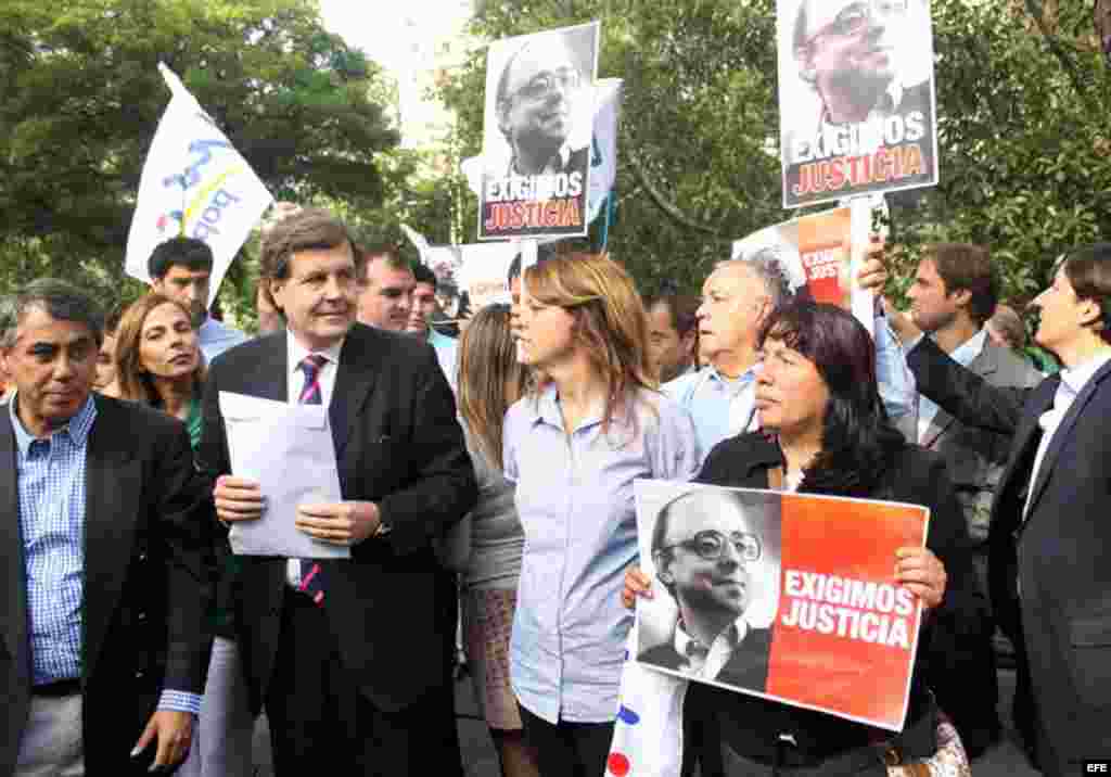 El presidente de la Unión Demócrata Independiente (UDI), Patricio Melero (2 i), y la senadora Ena von Baer (c) participan en una manifestación frente a la embajada de Cuba en Santiago de Chile.