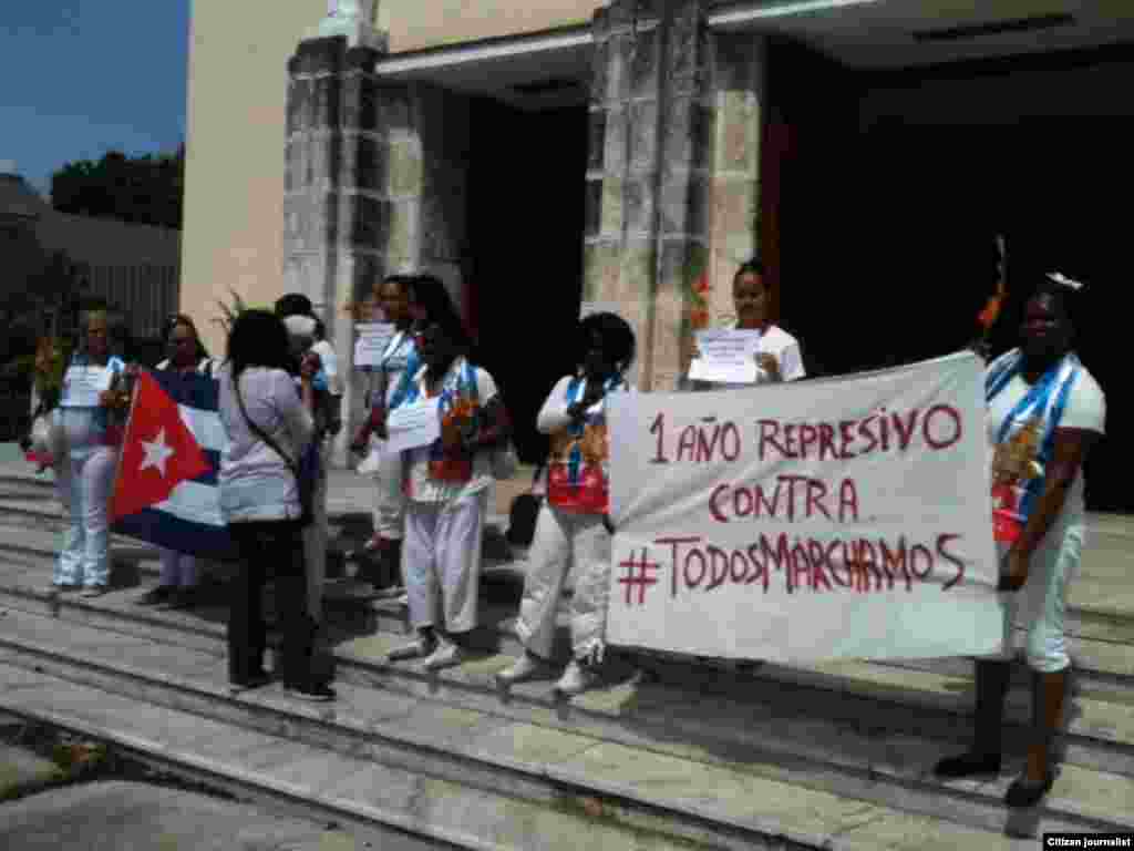 Las Damas de Blanco salen de misa en Santa Rita y de dirigen al Parque gandhi para participar en #TodosMarchamos domingo 47 / Foto Angel Moya
