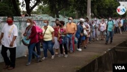 Cientos de nicaragüenses acuden a vacunarse contra el COVID-19. Foto Houston Castillo, VOA.