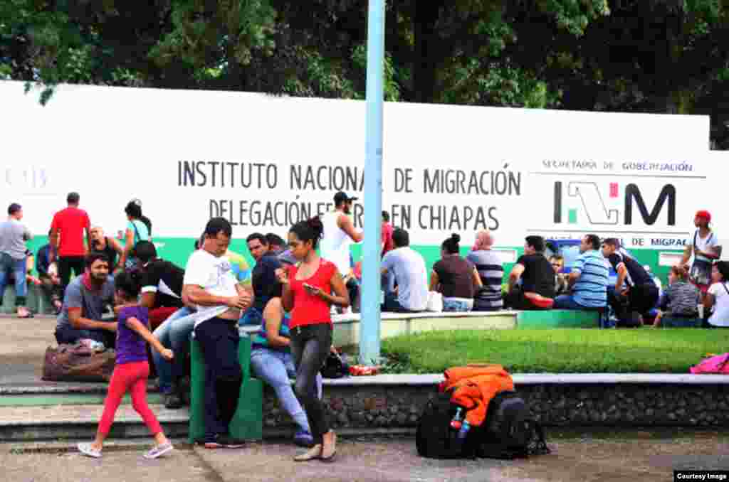 Cubanos en Tapachula. (Cortesía Agencia Quadratín)