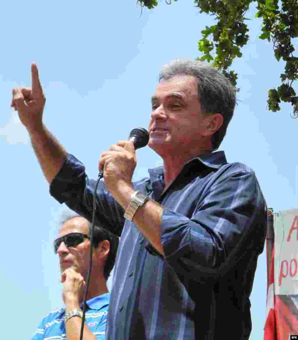 El activista Ram&oacute;n Sa&uacute;l S&aacute;nchez, del Movimiento Democracia, habla hoy, domingo 29 de julio de 2012, en una manifestaci&oacute;n hecha por varias agrupaciones de disidentes cubanos en Miami (EEUU). EFE/GAST&Oacute;N DE C&Aacute;RDENAS