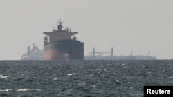 Buques de carga en el Golfo, cerca del estrecho de Ormuz.