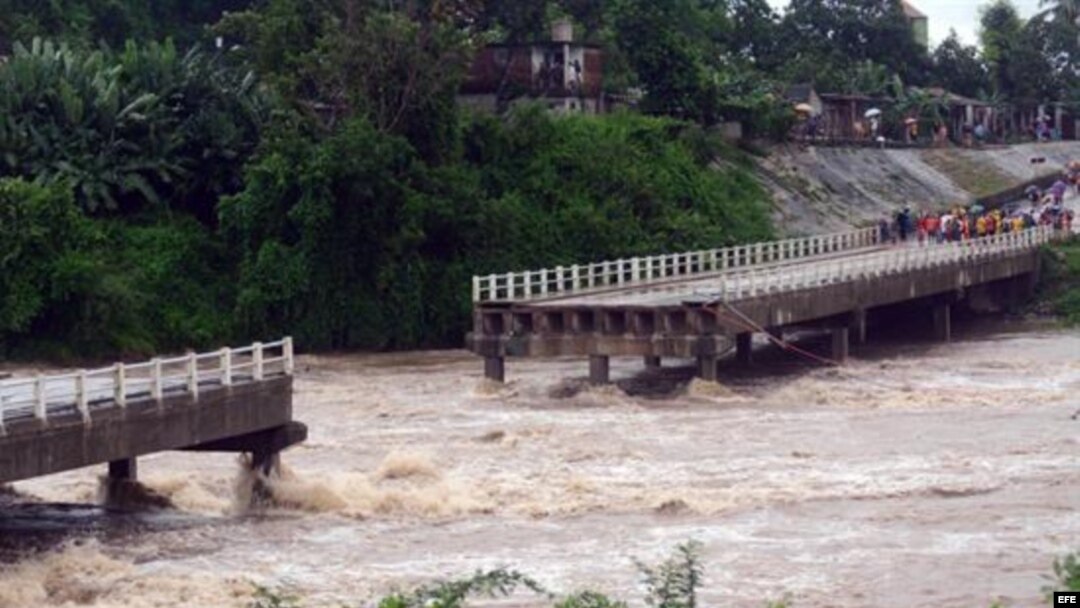 Fotografía del colapso de un puente sobre el río Zaza, destruido por la fuerza de las aguas