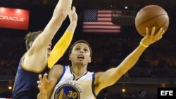 Timofey Mozgov de Cavaliers ante Stephen Curry Warriors (i-d).
