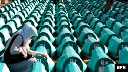 Una mujer llora sobre el ataud de un familiar asesinado en la matanza de Srebrenica.