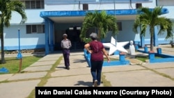 Momento en que Caridad Silvente ingresa a la unidad de policía de Alamar para acudir a una citación oficial.