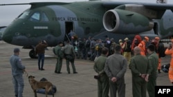 Bomberos, militares y técnicos de telecomunicaciones brasileños embarcan en un avión  para una misión de ayuda humanitaria a Venezuela en el estado de São Paulo, Brasil, el 26 de junio de 2026.