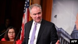 Tim Kaine, senador demócrata de Virginia, habla tras la votación en el Senado, el 13 de febrero del 2020.