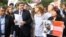 El presidente de la Unión Demócrata Independiente (UDI), Patricio Melero, y otros miembros del partido, reclaman justicia en el caso Guzmán frente a la embajada de Cuba en Santiago de Chile.