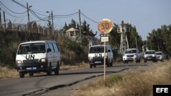 Soldados de la ONU llegan a uno de los cuarteles de la organización en el paso fronterizo de Quneitra