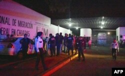 La policía federal mexicana se personó en el centro migratoriod e Tapachula tras la fuga de más de mil migrantes, en su mayoría cubanos.