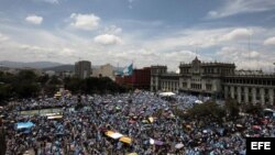 Miles de guatemaltecos participan en una manifestación contra la corrupción y le exigen al presidente Otto Pérez su inmediata renuncia.