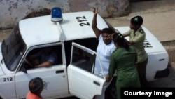La detención de una integrante de las Damas de Blanco en agosto del 2013, en Matanzas, Cuba.