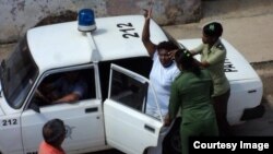 Foto de archivo. Una Dama de Blanco matancera es introducida en un carro patrullero. 