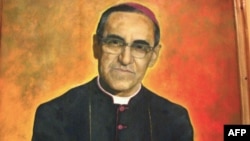 Imagen de Monseñor Oscar Arnulfo Romero que se haya frente a su tumba, en San Salvador. ( MARLON GOMEZ / AFP)