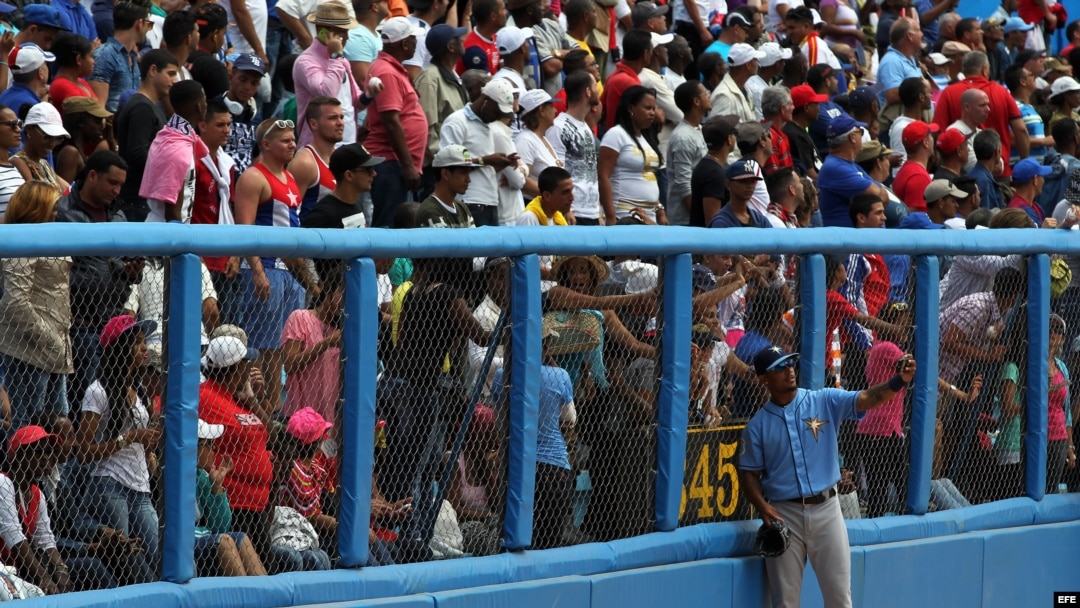 Fanáticos esperan a que inicie el juego entre el equipo de Cuba y Tampa Bay en el Latinoamericano, en La Habana.