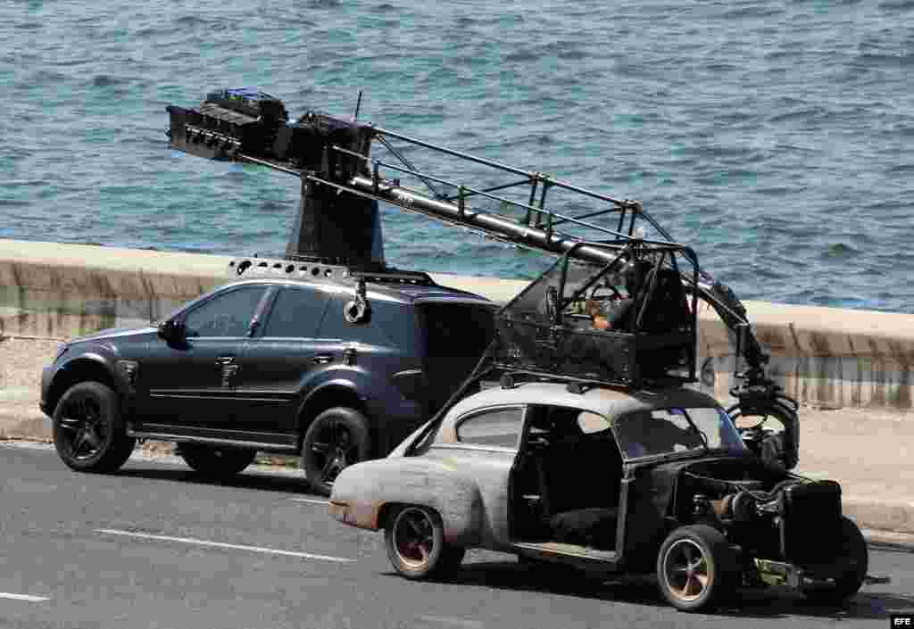 Dos de los autos usados para el rodaje de la saga hollywoodense "Fast and Furious" son filmados en el malecón de La Habana (Cuba).
