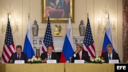 (i-d) El ministro de Defensa ruso, Sergey Shoygu; el ministro de Exteriores ruso, Serguei Lavrov; el secretario de Estado de EE.UU., John Kerry; y el secretario de Defensa de EE.UU., Chuck Hagel, durante una reunión en Washington.