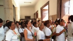 Policía acosa a Dama de Blanco por ir a la iglesia