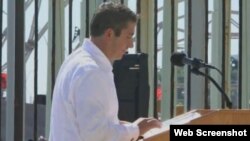 El poeta Richard Blanco recita unos versos en la embajada de EEUU en Cuba.