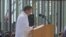 El poeta Richard Blanco recita un poema en la Embajada de EEUU en Cuba.