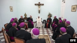 Foto Archivo. El papa Francisco durante una reunión con obispos en Santiago de Cuba el 21 de septiembre de 2015. 