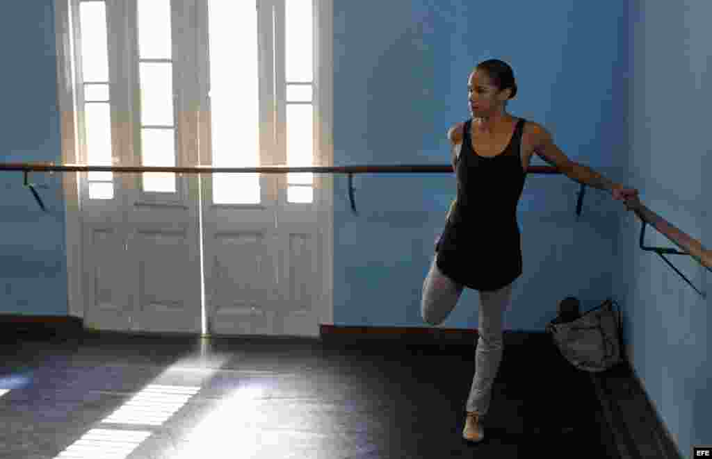  Misty Danielle Copeland, primera bailarina afroamericana del American Ballet Theatre, realiza estiramientos durante su visita a la sede del Ballet Nacional de Cuba hoy, martes 15 de noviembre del 2016, en La Habana (Cuba). Misty Danielle Copeland visita 