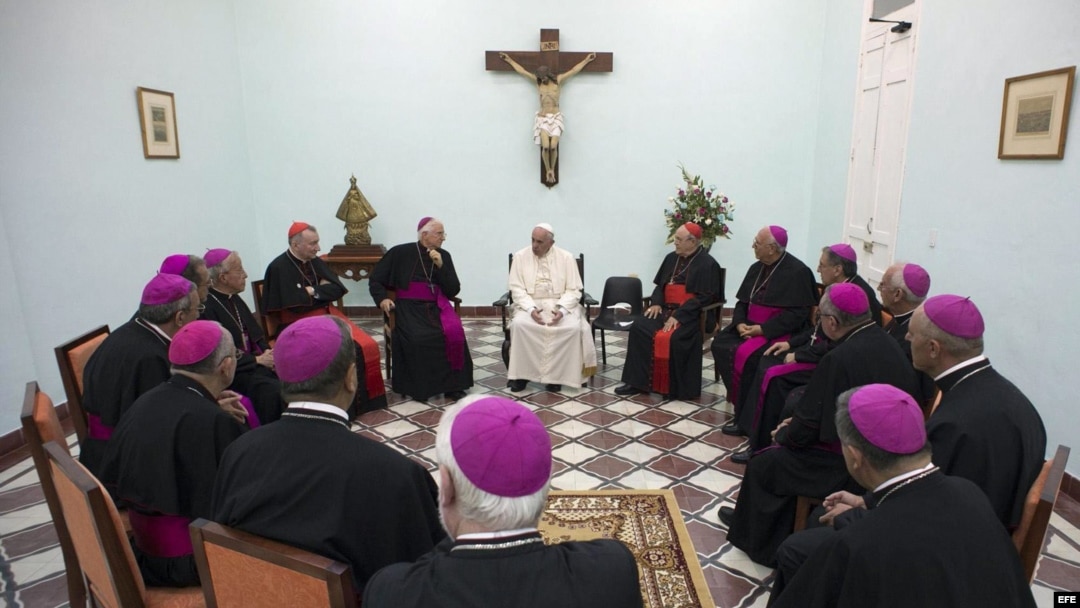 Fotografía facilitada por el Osservatore Romano hoy, 22 de septiembre, que muestra al papa Francisco (centro, de espaldas) durante una reunión con obispos en Santiago de Cuba ayer, 21 de septiembre de 2015. 