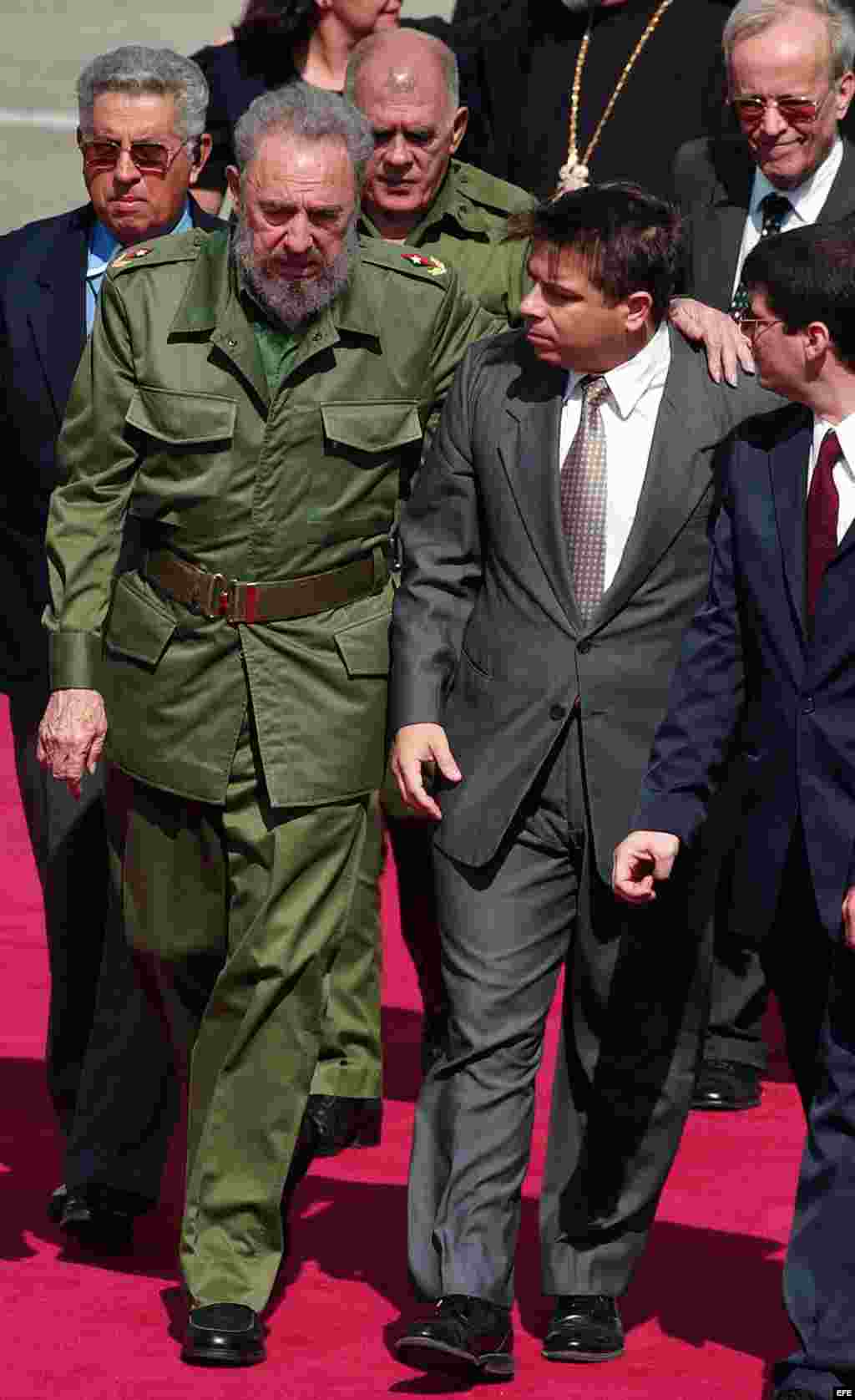 Fidel Castro (izq) conversa con Felipe Pérez Roque (der) ministro cubano de Relaciones Exteriores.