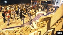 Manifestantes construyen una barricada con ladrillos y piedras en una calle en Estambul (Turquía) hoy, jueves 6 de junio de 2013. Turquía vive hoy con expectación la vuelta de su primer ministro, Reccep Tayyip Erdogan, de una gira por el Magreb, cuando el
