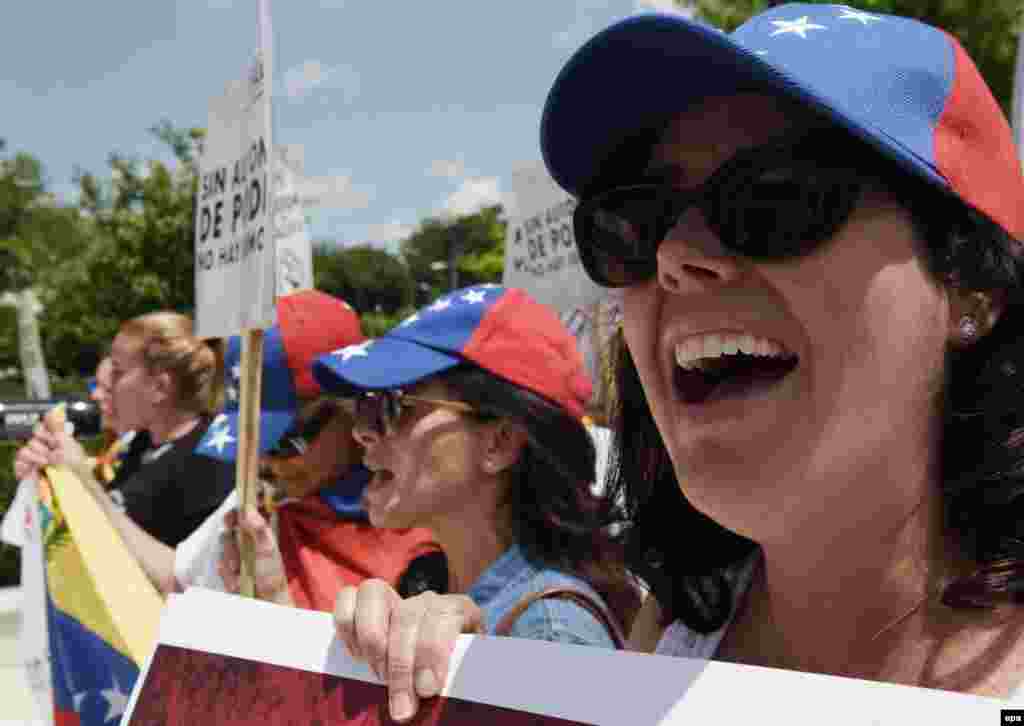 Manifestantes del grupo "Venezolanos en el Exterior" protestan en frente a la sede de la Organización de los Estados Americanos.