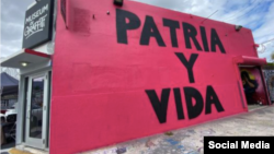 Mensaje de "Patria y Vida" adorna una de las paredes del icónico Museo del Graffiti en Wynwood, Miami. Tomado del Facebook de su autor Jel Martínez.