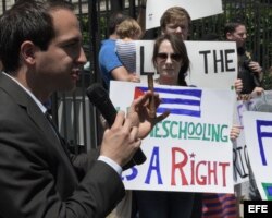 El director federal de la Asociación para la Defensa de la Educación en la Casa (HSLDA), William Estrada, habla durante una protesta frente a la Embajada de Cuba en Washington.