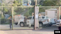 Patrullas de policía científica de Venezuela en el cementerio de Caracas donde se realizó la exhumación de Víctor Quero Navas. 