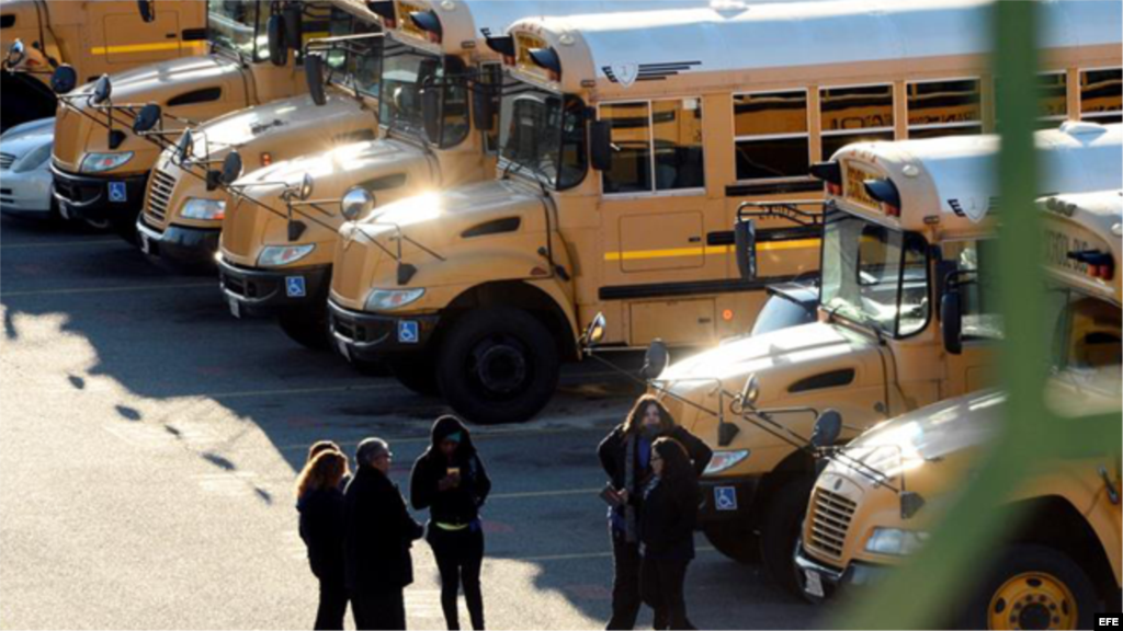 Conductores del servicio de autobuses escolar esperan órdenes tras las &quot;amenzas no especificadas&quot; contra los colegios en Los Ángeles, California.