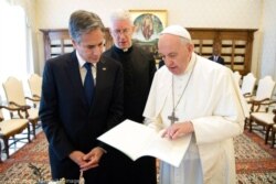 El papa Francisco se reunió con el secretario de Estado de Estados Unidos Antony Blinken en el Vaticano. (© Vatican Media/AP Images)