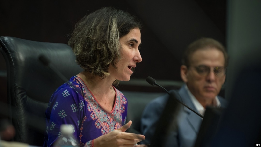 La periodista cubana independiente Yoani Sánchez habla durante su participación en el foro "Libertad de prensa en las Américas" (Miami, 2018).