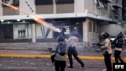 Miembros de la Policía Nacional Bolivariana enfrentan a manifestantes