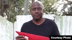 El activista de derechos humanos Adrián Curuneaux Stevens.