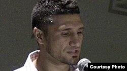 El boxeador afgano Arash Usmanee