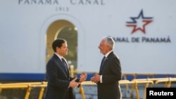 Marco Rubio y el Administrador de la Autoridad del Canal de Panamá, Ricaurte Vásquez, conversan durante un recorrido por las esclusas de Miraflores en la Ciudad de Panamá, el 2 de febrero de 2025. (Mark Schiefelbein, REUTERS)