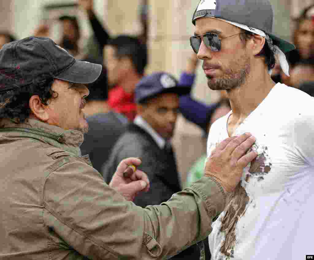 El cantante español Enrique Iglesias (d), conversa con el director del videoclip de su sencillo "Súbeme la radio", Alejandro Pérez (i).
