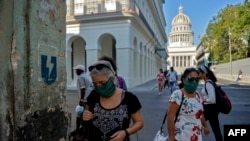 Mujeres caminando en una calle de La Habana el 24 de junio de 2020. (Yamil Lage / AFP).