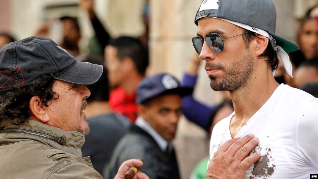 El cantante español Enrique Iglesias (d), conversa con el director del videoclip de su sencillo "Súbeme la radio", Alejandro Pérez (i) durante la fimación en La Habana.