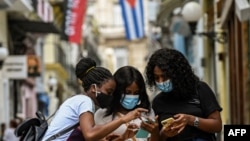 Cubanos reportaron un apagón de Internet desde la tarde del domingo, que duró hasta el miércoles. El servicio no ha sido completamente restablecido. (Photo by YAMIL LAGE / AFP)